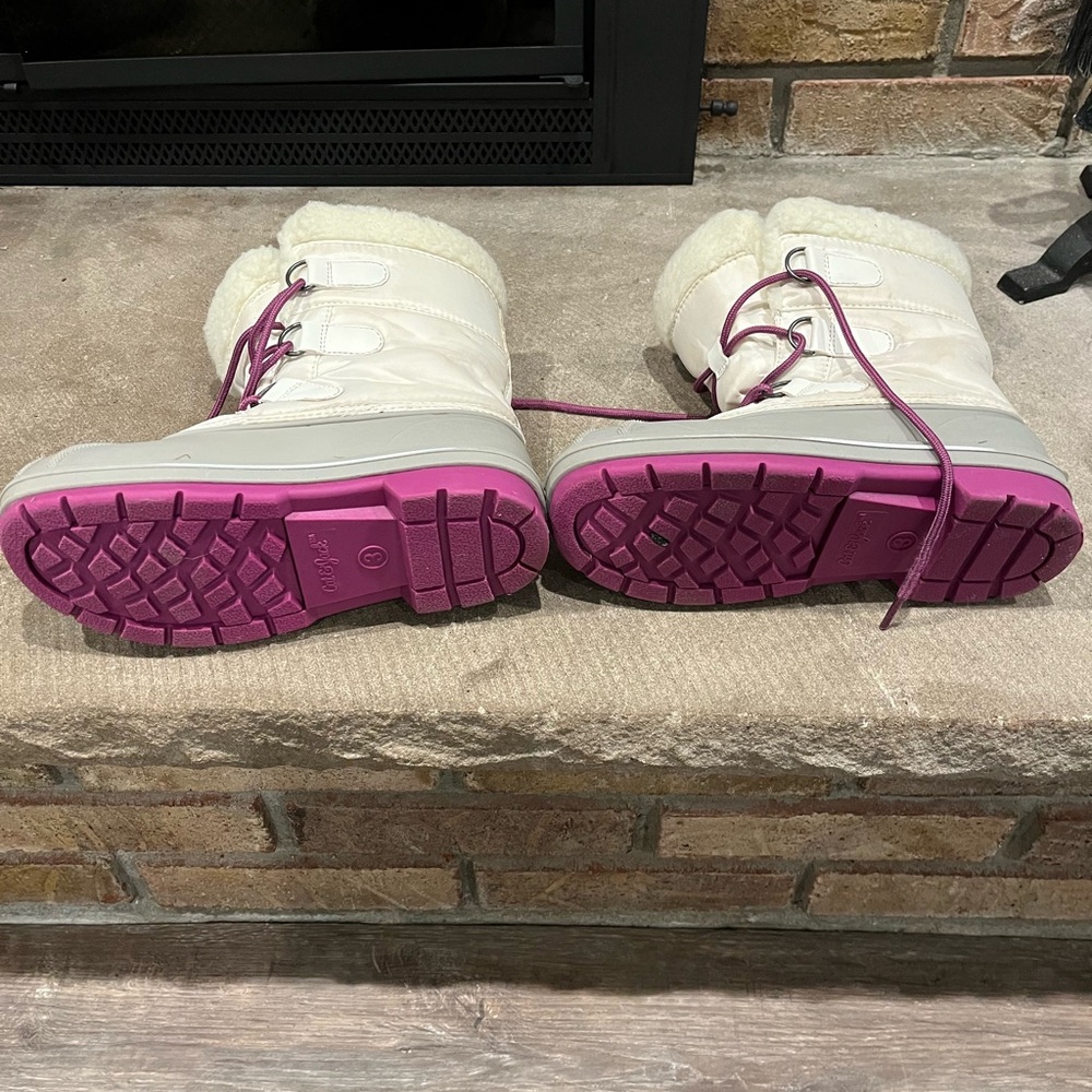 Cat & Jack winter snow boots. Perfect condition!The color is more off white.